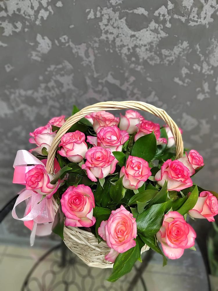 Цветочная композиция из Розы в корзине в Юбилейном Курской области
