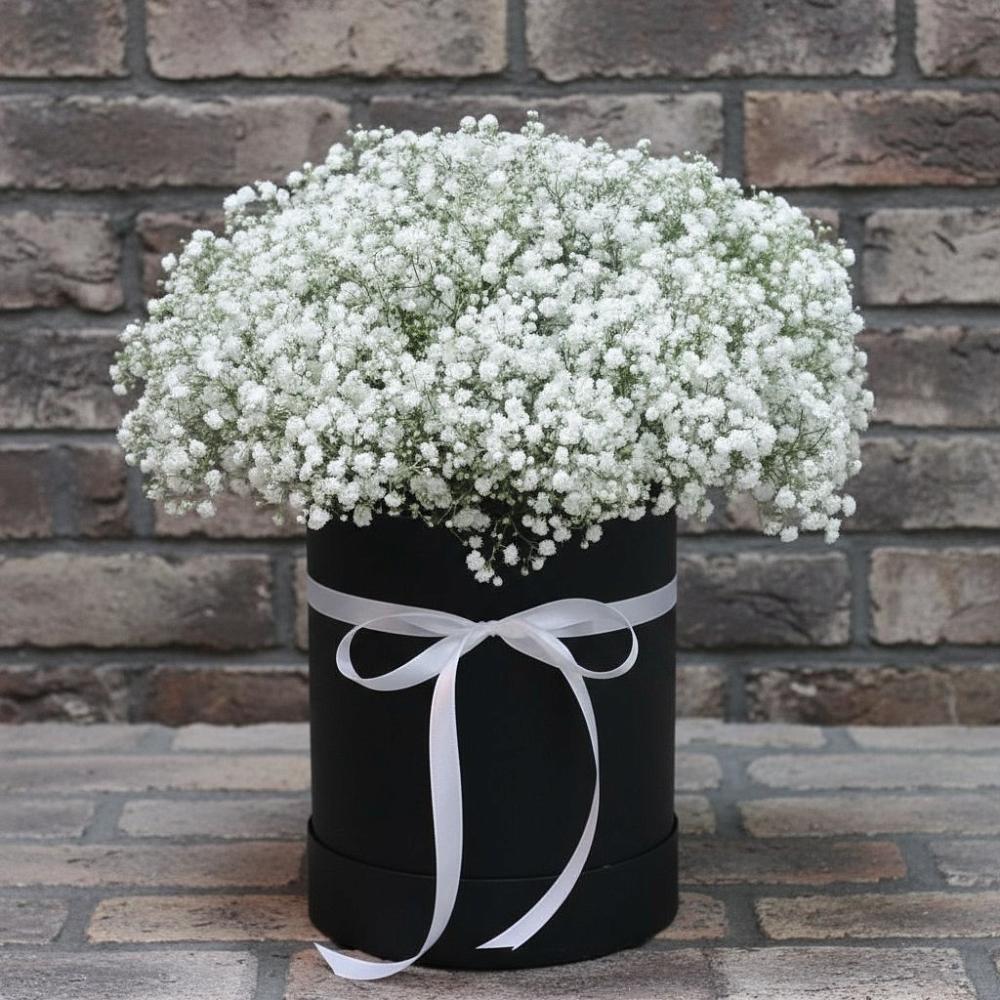 Цветочная композиция из Гипсофила в шляпной коробке в Юбилейном Курской области