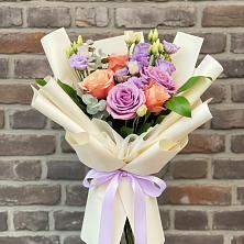 Букет цветов из:  Лизиантусы и Розы в Юбилейном Курской области