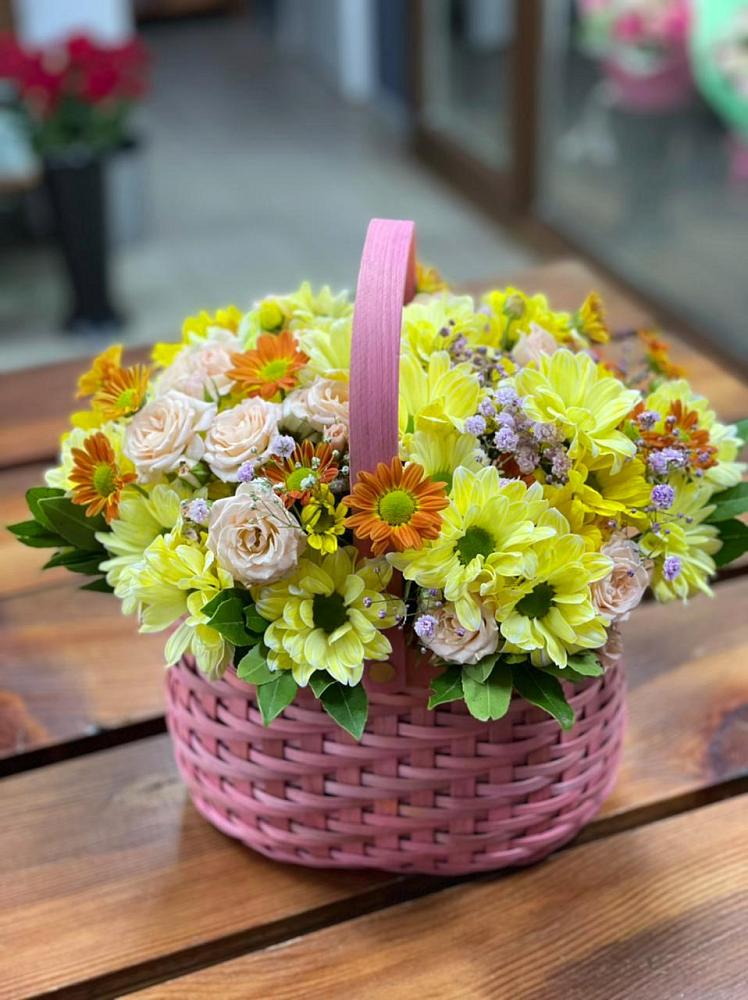 Цветочная композиция из Хризантемы и Розы в корзине в Юбилейном Курской области