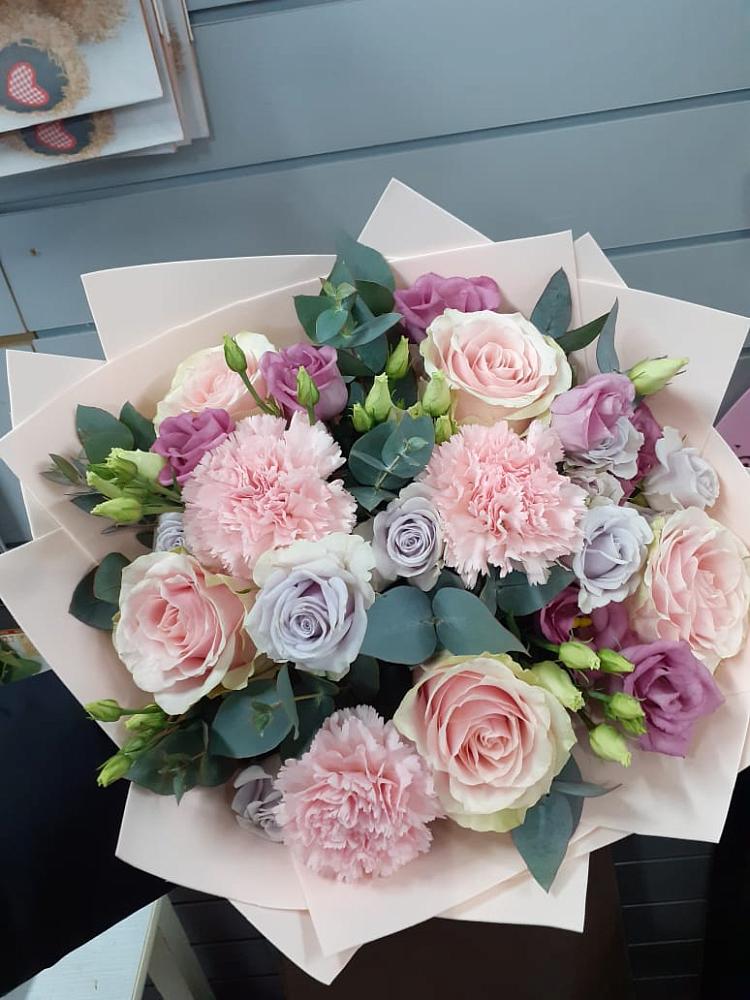 Букет цветов из: Розы, Гвоздики и Лизиантусы в Юбилейном Курской области