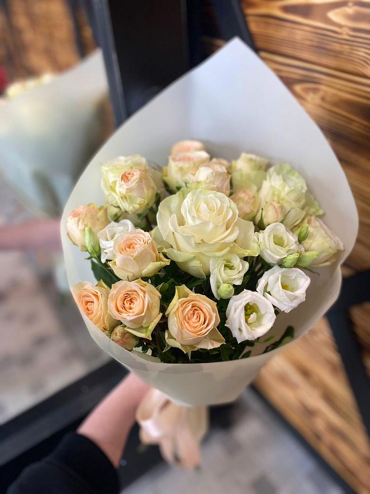 Букет цветов из: Розы и Лизиантусы в Юбилейном Курской области